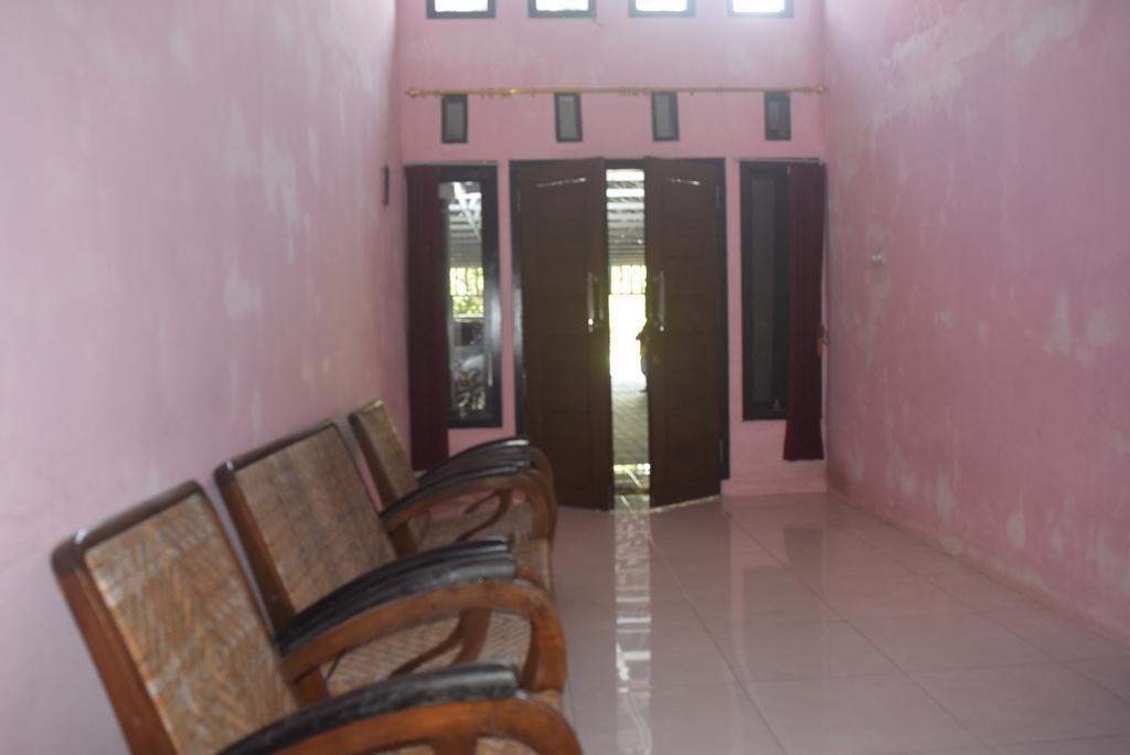 Blue Flame Inn Banyuwangi  Buitenkant foto